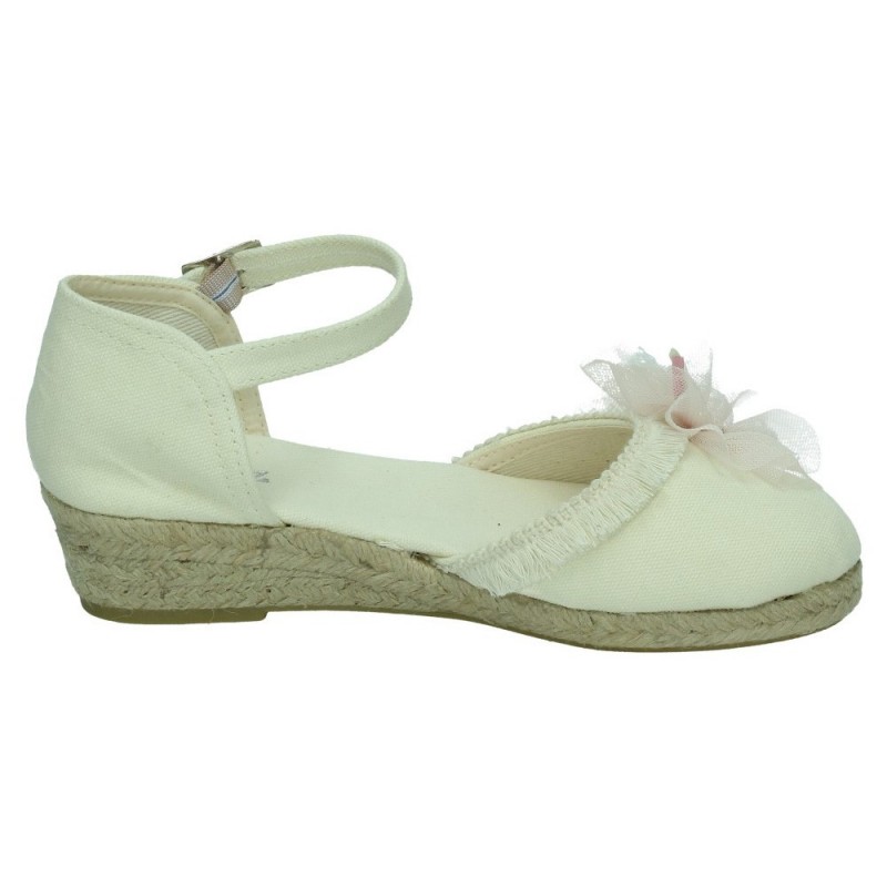 ESPARTEÑA COLOR BEIGE CON PULSERA ADORNADA CON FLECOS  Y FLOR. FABRICADO EN ESPAÑA.