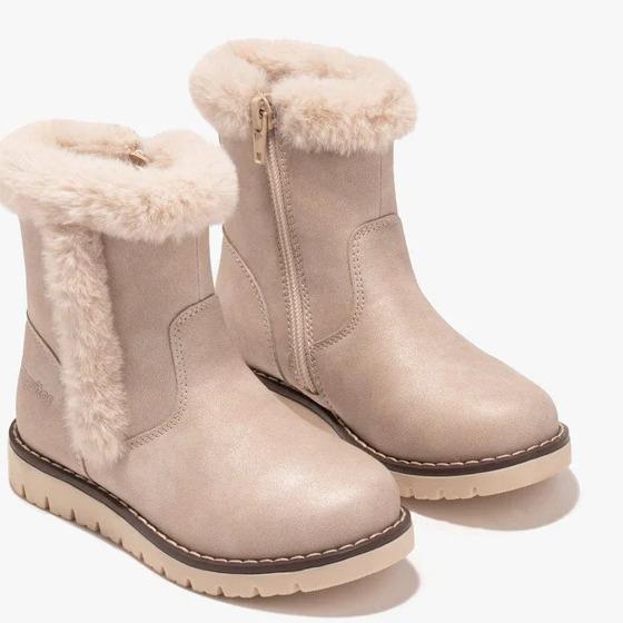 Bota de la marca Conguitos en color rosa con suave pelo en lateral y parte superior.