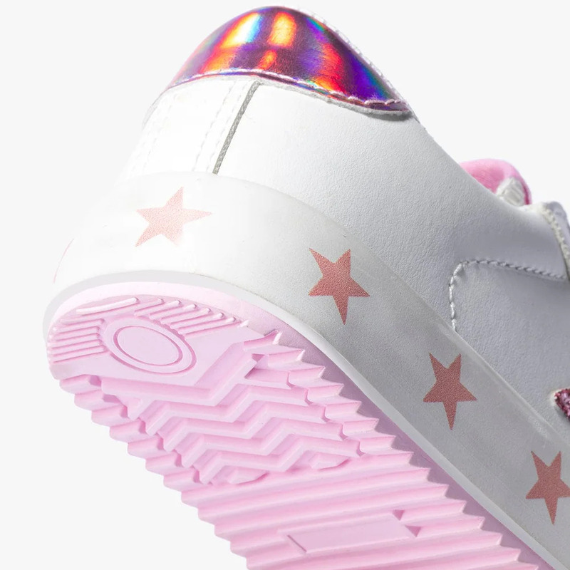 Deportivo blanco para niña con estrella en el lateral color rosa, marca Conguitos.